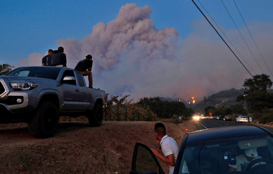 CAFires_Sonoma_Hwy12_Firesapproach_CarlosAvilaGonzalez_SFChron.png